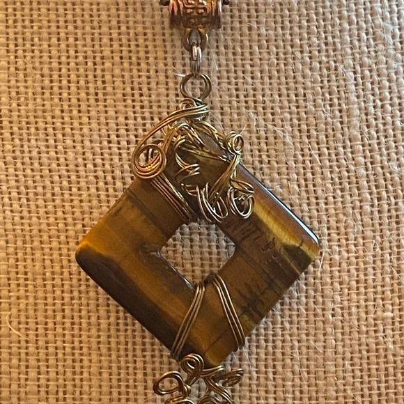 Twisted Metal and Stone Necklace - Picture 5 of 6